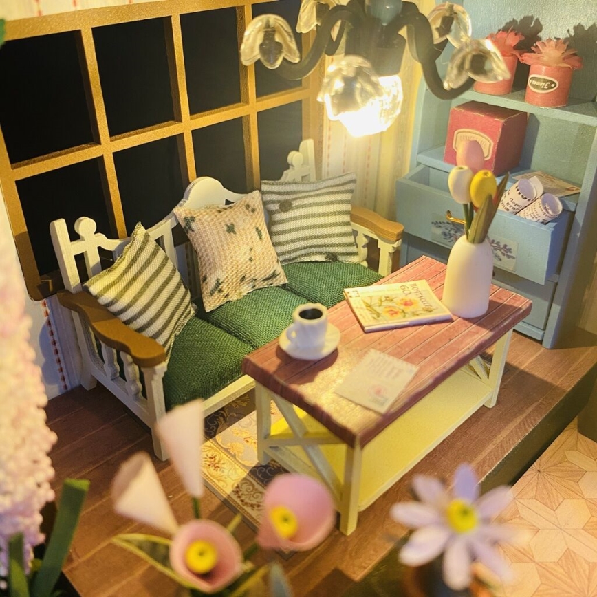 2Kids Toys - Miniatura de casa Darcyin casa floral 2xAAA