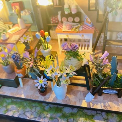 2Kids Toys - Miniatura de casa Darcyin casa floral 2xAAA