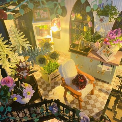 2Kids Toys - Miniatura de casa Darcyin casa floral 2xAAA