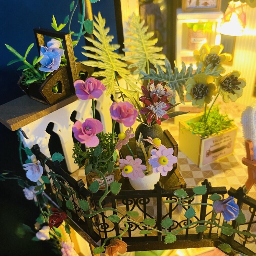 2Kids Toys - Miniatura de casa Darcyin casa floral 2xAAA