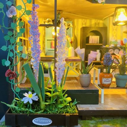 2Kids Toys - Miniatura de casa Darcyin casa floral 2xAAA