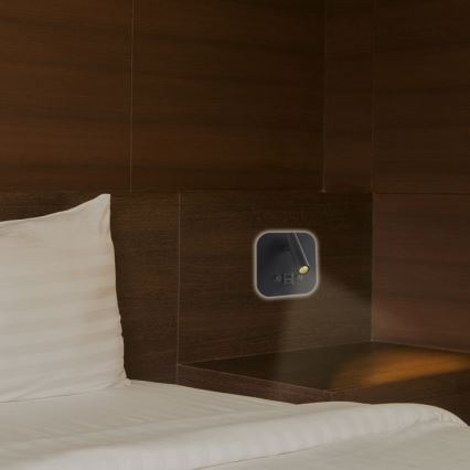 Aplique de pared LED tipo foco con puerto USB LED/8W/230V 3000K negro