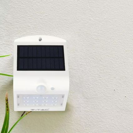 Aplique LED solar con sensor LED/1.5W/3,7V IP65 1200 mAh