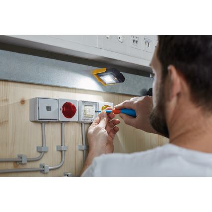 Brennenstuhl - Linterna de trabajo LED LED/3xAAA naranja