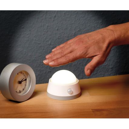 Brennenstuhl - Lámpara LED de orientación con sensor de movimiento LED/3xAA 3000K
