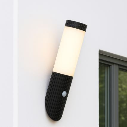 Brilliant - Aplique para exterior con sensor KALEO 1xE27/10W/230V IP44 negro