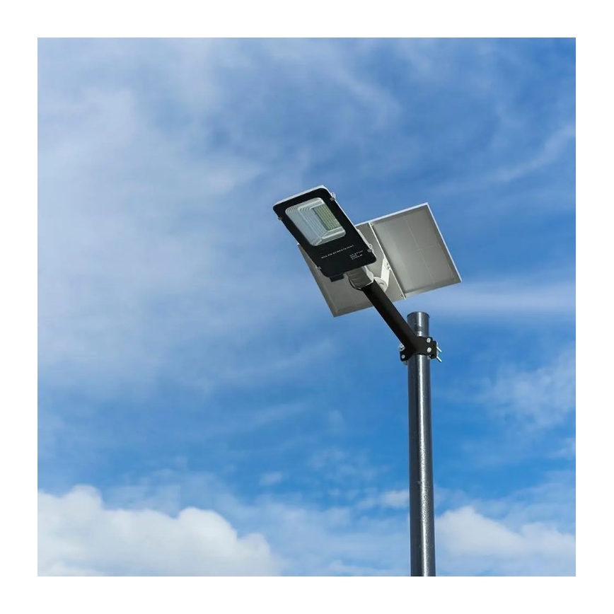 Farola solar LED regulable LED/50W/6,4V 4000K IP65 50000 mAh + mando a distancia