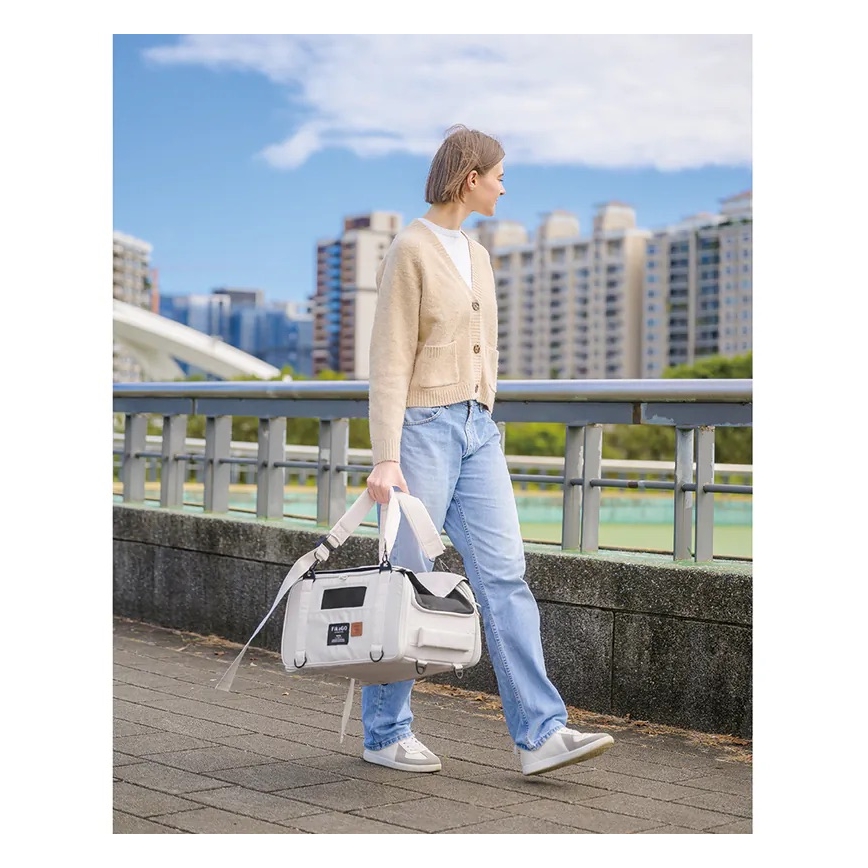 Fikago - Bolsa de transporte para perros y gatos TRUFFLE Creamy Cloud