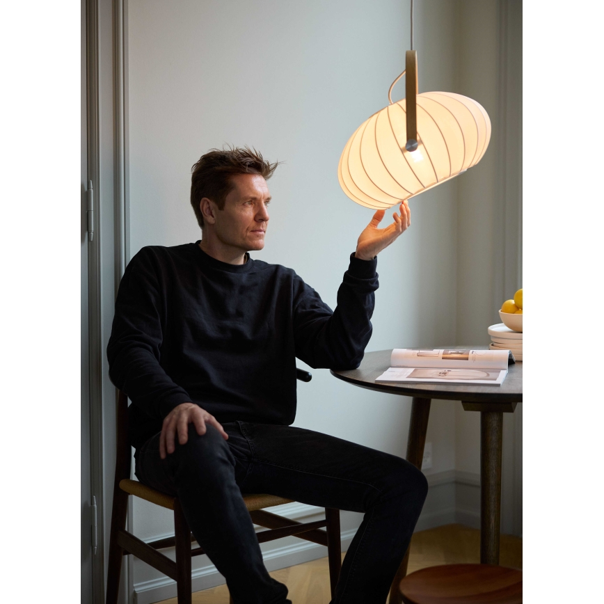 Halo Design 746347 - Lámpara colgante suspendida por cable DC 1xE27/40W/230V, diámetro 40 cm, blanco/roble