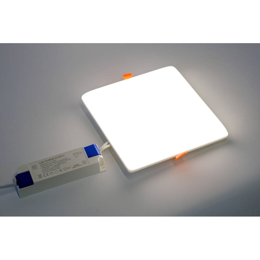 Lámpara empotrada LED para baños LED/24W/230V 2700-6500K IP44 cuadrado