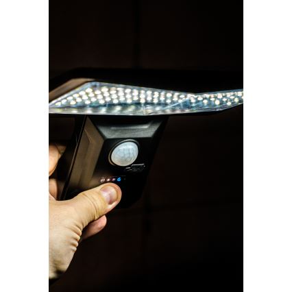 Aplique LED solar con sensor LED/2,6W/5,5V IP65 1800 mAh negro