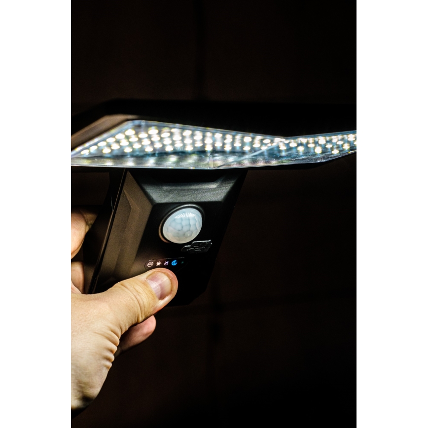 Aplique LED solar con sensor LED/2,6W/5,5V IP65 1800 mAh negro