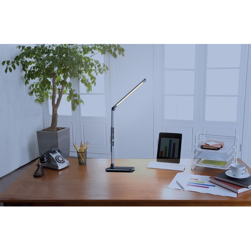 Lámpara de escritorio LED regulable LED/8,5W/230V con carga inalámbrica, plateada