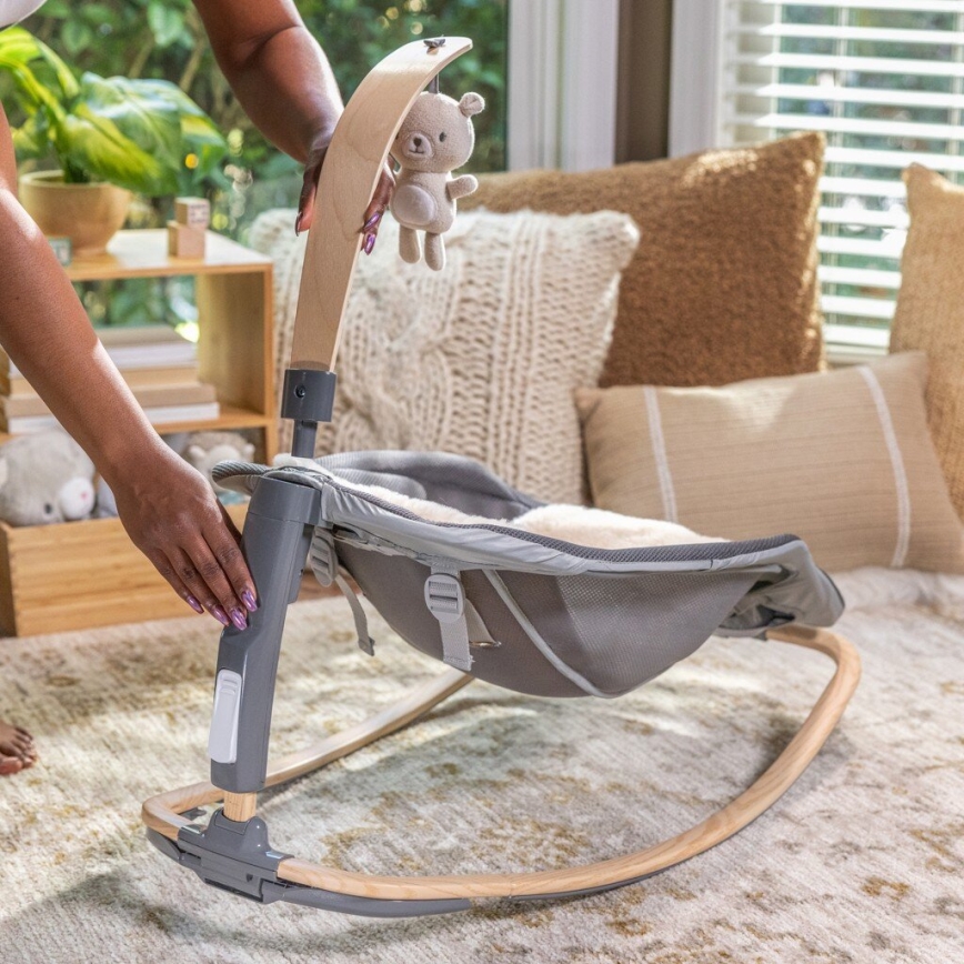 Ingenuity - Tumbona vibradora para bebés con melodía EVERY SEASON WESLEY 3xC gris