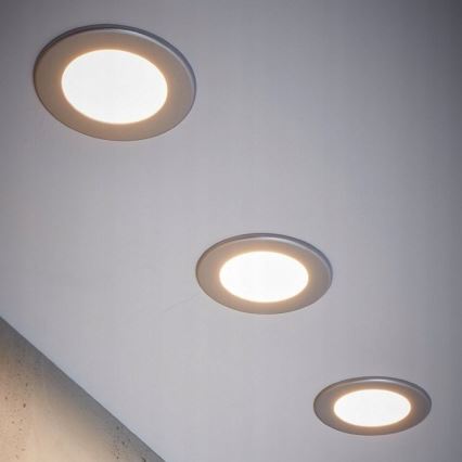 Juego de 3 luminarias empotradas para baño LED/6W/230V IP44, plateadas