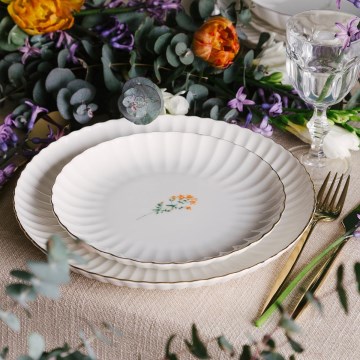 Juego de vajilla de 27 piezas en porcelana blanca con detalles dorados