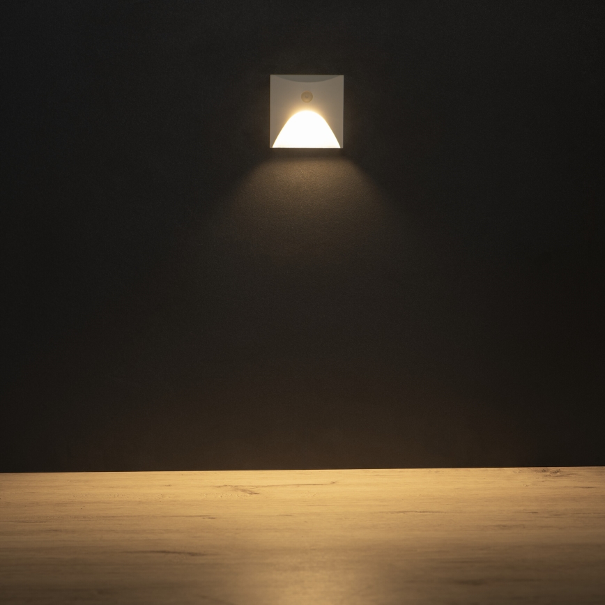 Aplique LED para escaleras con sensor de movimiento y crepuscular EXIN LED/2,5W/230V 3000K IP65 blanco cuadrado