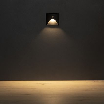Luminaria LED para escalera con sensor de movimiento y sensor crepuscular EXIN LED/2,5W/230V 3000K IP65 negra, de diseño cuadrado