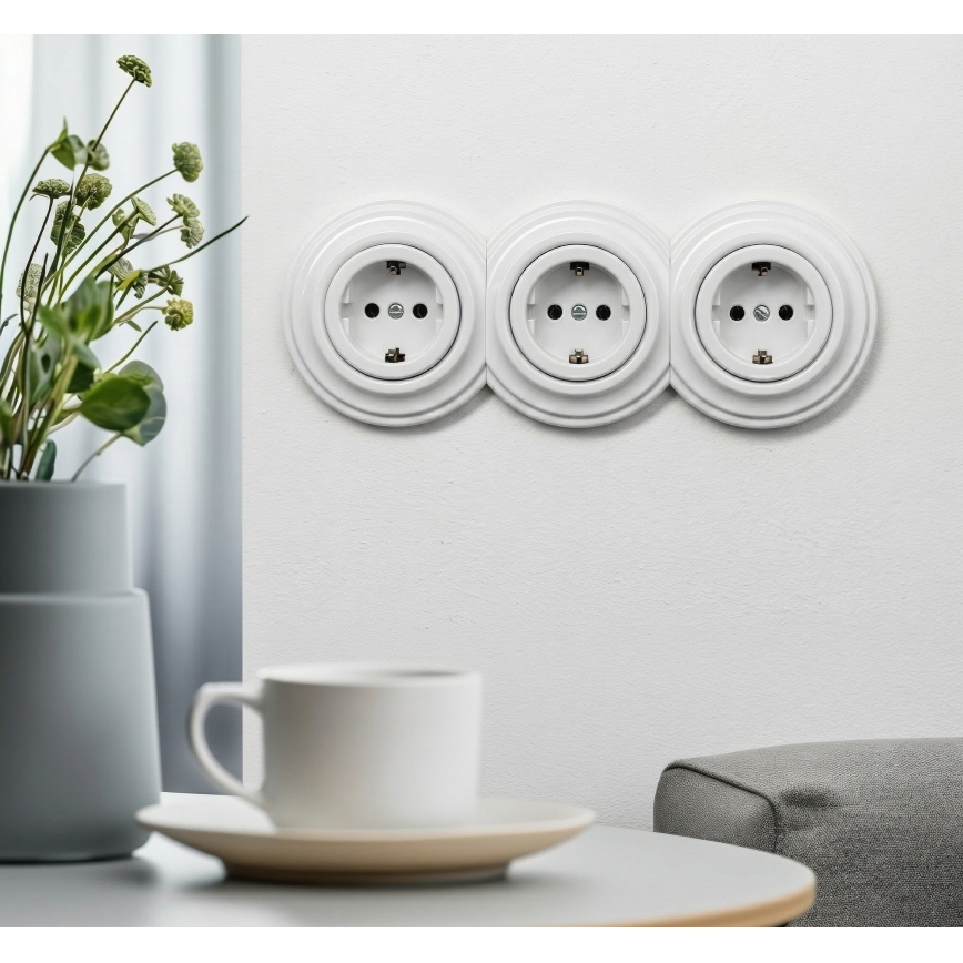 Kliklap - Enchufe triple doméstico de estilo retro con marco SCHUKO 230V, blanco nieve