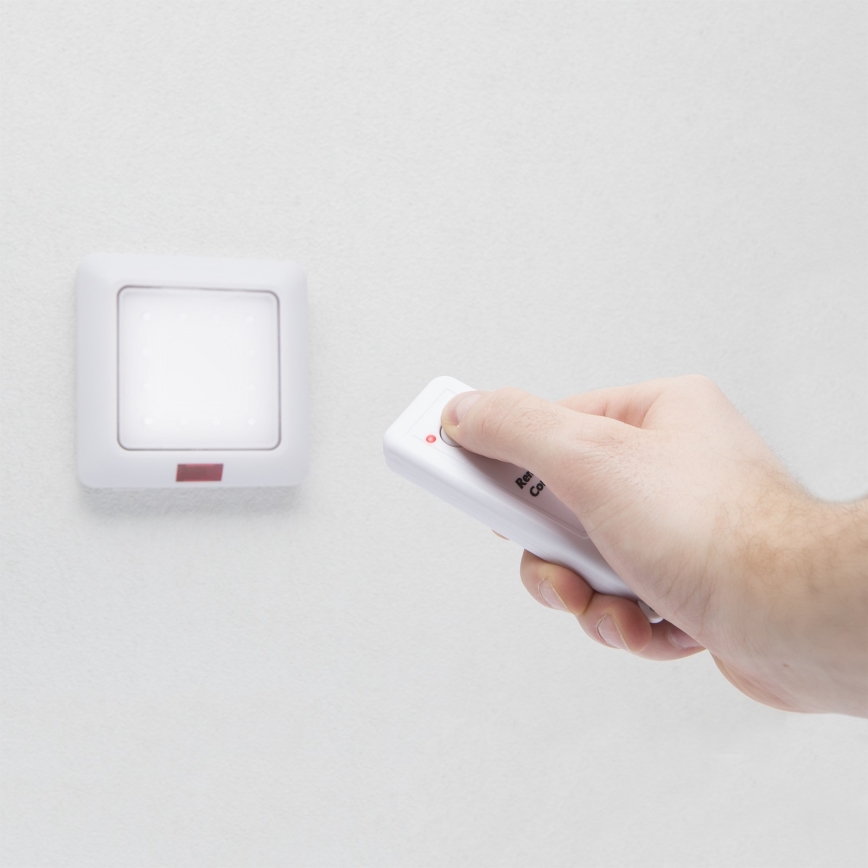 Lámpara de orientación LED LED/3xAA + mando a distancia
