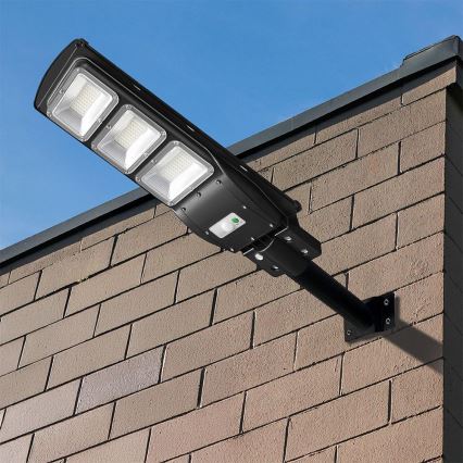 Lámpara solar LED regulable para exterior con sensor de movimiento y crepúsculo LED/12W/3,2V 6000K IP65 10000 mAh negra + mando a distancia
