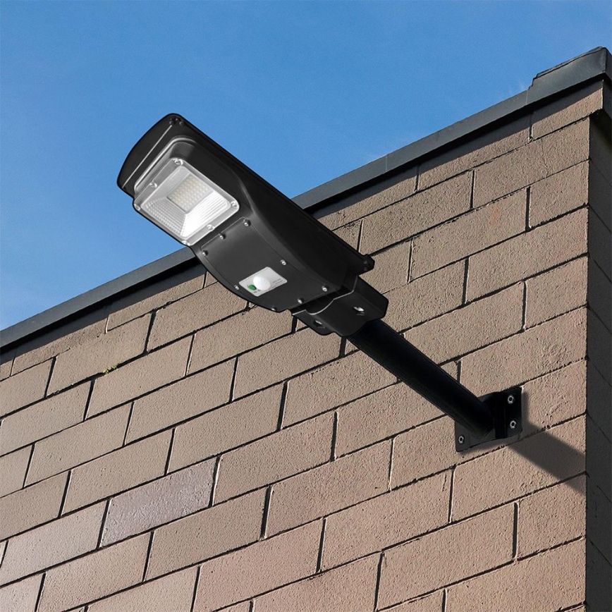 Lámpara solar LED regulable para exteriores con sensor de movimiento y crepúsculo LED/6W/3,2V 6000K IP65 5000 mAh negra + mando a distancia