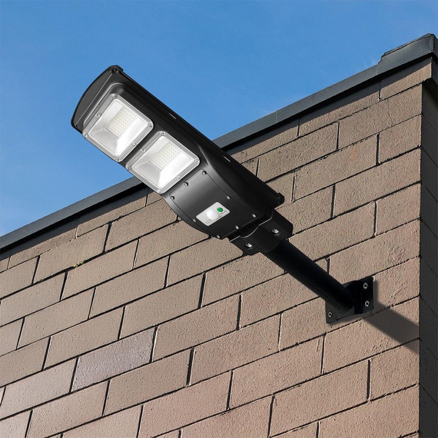 Lámpara solar LED regulable para exterior con sensor de movimiento y crepúsculo LED/8W/3,2V 6000K IP65 9000 mAh negra + mando a distancia