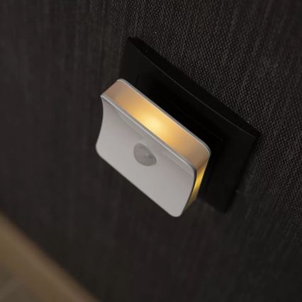 Ledvance - Lámpara orientativa LED RGB para enchufe con sensor LUNETTA LED/0,3W/230V