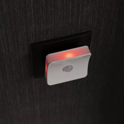 Ledvance - Lámpara orientativa LED RGB para enchufe con sensor LUNETTA LED/0,3W/230V