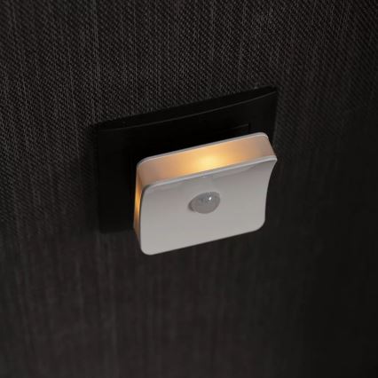 Ledvance - Lámpara orientativa LED RGB para enchufe con sensor LUNETTA LED/0,3W/230V