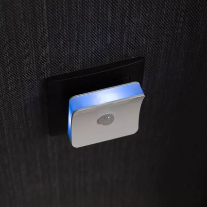 Ledvance - Lámpara orientativa LED RGB para enchufe con sensor LUNETTA LED/0,3W/230V