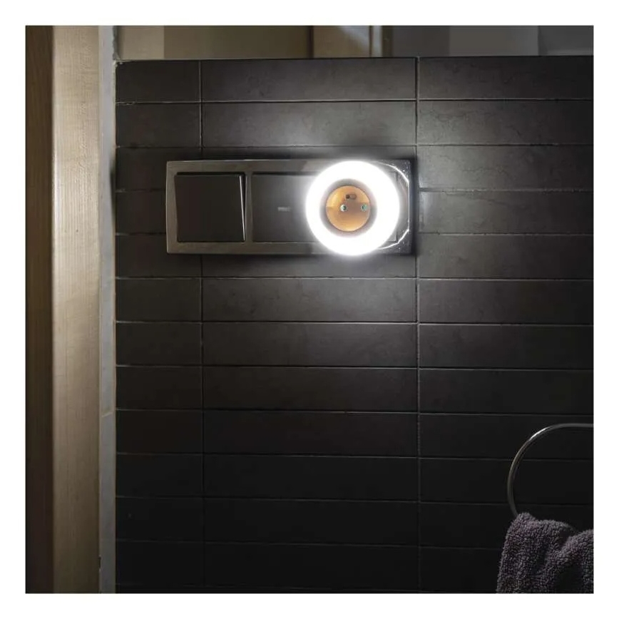 Luz nocturna LED con sensor y toma de corriente LED/0,3W/230V
