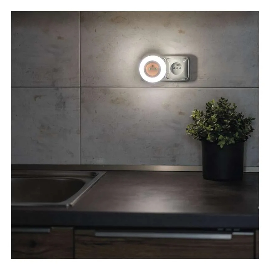 Luz nocturna LED con sensor y toma de corriente LED/0,3W/230V