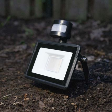 Proyector LED regulable con sensor de movimiento SmartLife LED/20W/230V 3000-6500K IP44 Wi-Fi