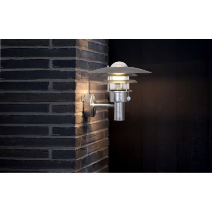 Nordlux - Aplique de pared exterior con sensor LONSTRUP 1xE27/60W/230V IP44 plateado