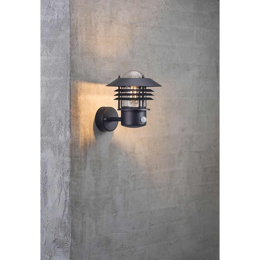Nordlux - Aplique de pared exterior con sensor VEJERS 1xE27/60W/230V IP54 plateado