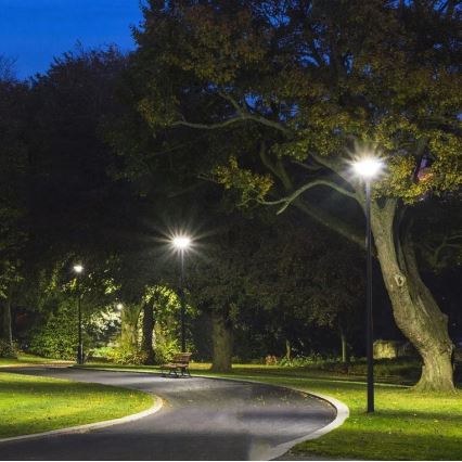 Poste metálico con soporte para lámpara solar 3 m