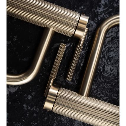 REA-B7802 - Grifo para lavabo ARGON 29,5 cm, acabado en oro cepillado