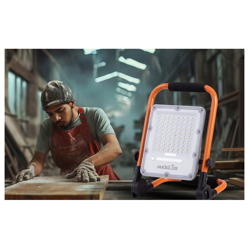 Reflector LED regulable recargable con soporte LED/100W/3,2V 4500K 10000 mAh IP65 naranja