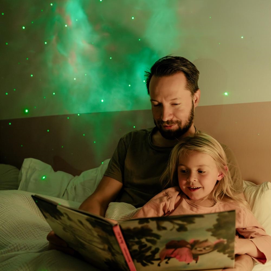 Retlux - Proyector infantil LED 230 V astronauta, 23,3 cm + mando a distancia