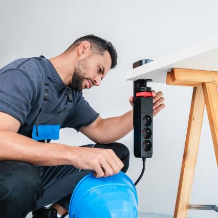 Regleta con abrazadera para mesa, 3 enchufes Tipo E + 2xUSB-A + 1xUSB-C 1,5 m negra