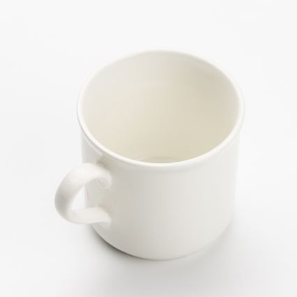 Taza de cerámica con estampado blanco